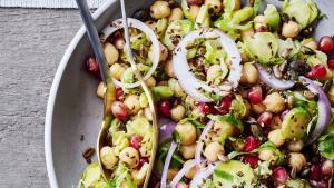 Salade van fijngesneden spruitjes met kikkererwten en granaatappel