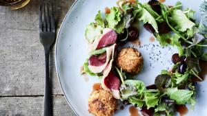 Kroketten van blauwe kaas met gerookte eend en gemarineerde druiven