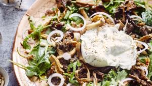 Salade met burrata en zoet-zoute paddenstoelen