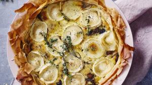 Quiche van filodeeg, rode ui, champignons en geitenkaas