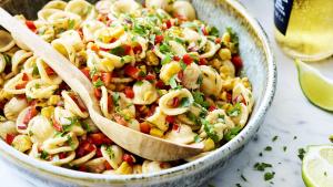 Schelpjespasta met gegrilde maïs en paprika
