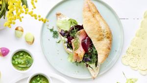 Broodje met gerookte zalm, labneh en rode biet