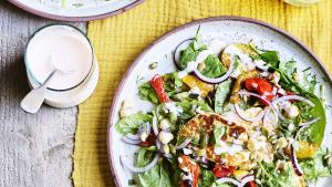 Salade van gegrilde courgettes, paprika, halloumi en spinazie