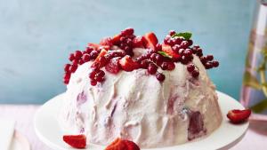 Yoghurtijstaart met aardbeien en rode bessen