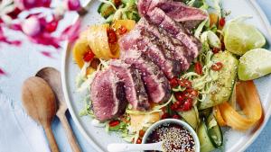 Noedelsalade met gegrilde steak