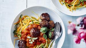 Courgette-wortelpasta met gehaktballetjes en tomatensaus