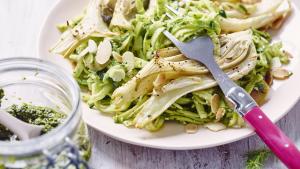 Courgetti met basilicum-amandelpesto en geroosterde venkel