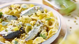 Orecchiette met gele paprikacrème, pistaches en sardines