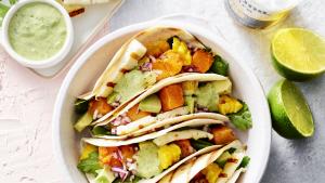 Taco’s met gegrilde halloumi, pompoen en rode ui
