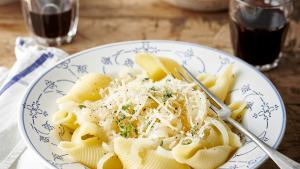 Conchiglie met gestoofde ui