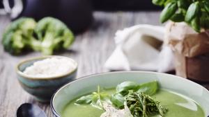 Groene soep met opgeklopte ricotta