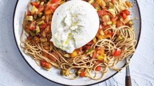 Spaghetti met ratatouille en burrata