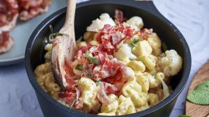 Macaroni met bloemkool, pancetta en cheddar