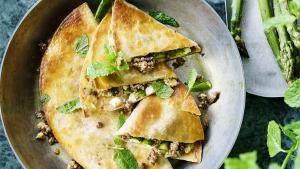 Quesadilla met hummus, lamsgehakt en groene asperges