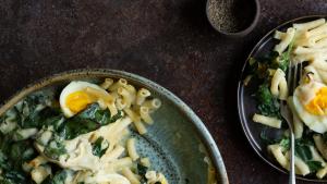 Macaroni met spinazie, artisjok en eitjes