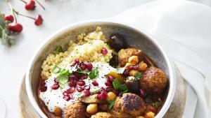 Kalfsballetjes met tomaat, paprika en olijven