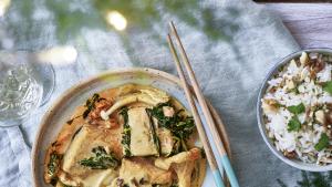 Zalmcurry met bospaddenstoelen en luxerijst