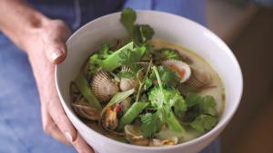 Oosters vissoepje met sobanoedels, kokkels en broccoli