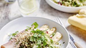 Gerookte forel met gegrilde asperges en een quinoaslaatje