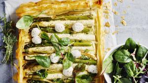 Galette met witte en groene asperges, lente-ui en minimozzarella