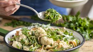 Tagliatelle met bloemkool en kruidencrumble met kappertjes
