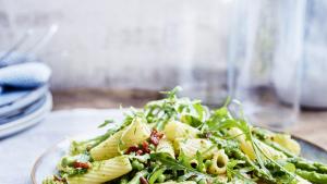 Rigatoni met spinaziepesto, groene asperges en spekjes