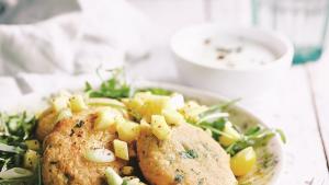 Krabkoekjes uit de airfryer met salade en mangosalsa