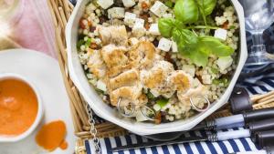 Parelcouscous-salade met gegrilde kippenspiesjes en een paprikasausje