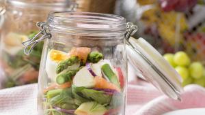 Salad in a jar van zalm, appel en groene asperges met miniblini’s met roomkaas