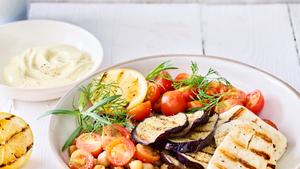 Berloumibowl met kikkererwten, aubergine en plattekaasdressing