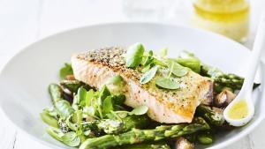 Gegrilde zalm met asperge-champignonsalade