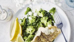 Gebakken pladijsfilets met spinazie, broccoli en snel mosterdsausje