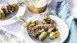 Tenderloinspiesjes met courgette, krieltjes en rozemarijn