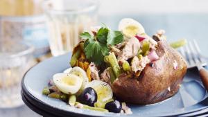 Gepofte zoete aardappel à la salade niçoise