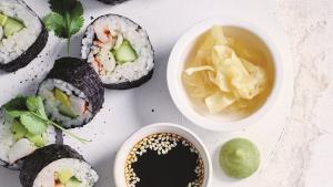 Sushi met komkommer, avocado en scampi's