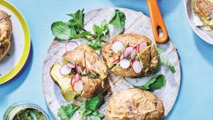 Gepofte aardappel met radijs en muntpesto
