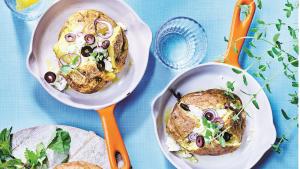 Gepofte aardappel met feta, olijven en rode ui