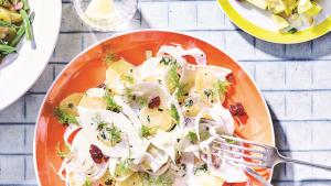 Aardappelsalade met venkel, veenbessen en yoghurtdressing
