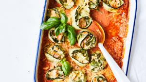 Lasagnerolletjes met gerookte zalm, spinazie en cottagecheese