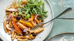 Pastasalade met vers gegrilde paprika en tonijn