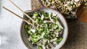 Pastasalade met gestoomde broccoli en kip