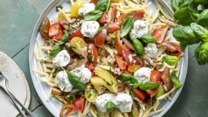 Pastasalade met gemarineerde tomaten en mozzarella