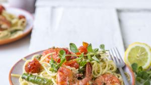 Spaghetti met gegrilde groene asperges en scampi’s