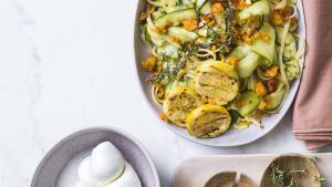 Linguine met courgette en pittig broodkruim