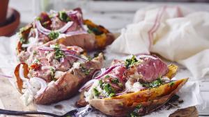 Gepofte zoete aardappel met ricotta, ribeye en chimichurri