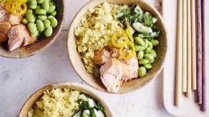 Bloemkoolrijstbowl met warmgerookte zalm en komkommer