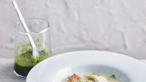 Witloofsoep met waterkersolie, croutons en gerookte forel