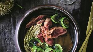 Tagliata van hert met spruitjessalade en gegrilde venkel