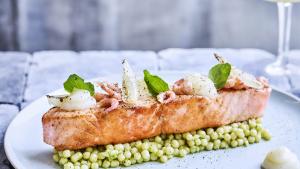 Gebakken zalm met parelcouscous en bloemkoolmousse