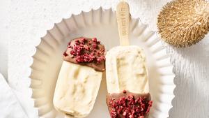 Nougat-mascarpone-ijslolly's met chocolade en framboos